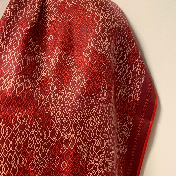 VTG Sally Gee Elegant Oblong Scarf in Red Color Scheme. Abstract chain design - Picture 9 of 12